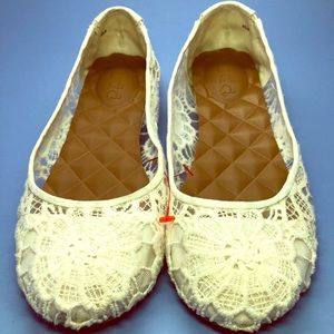 Mudd’s Women’s Crochet Ballet Flats